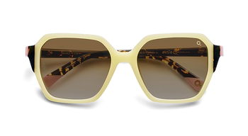 Das Bild zeigt die Sonnenbrille NAVAS von der Marke Etnia Barcelona in gelb/havanna.